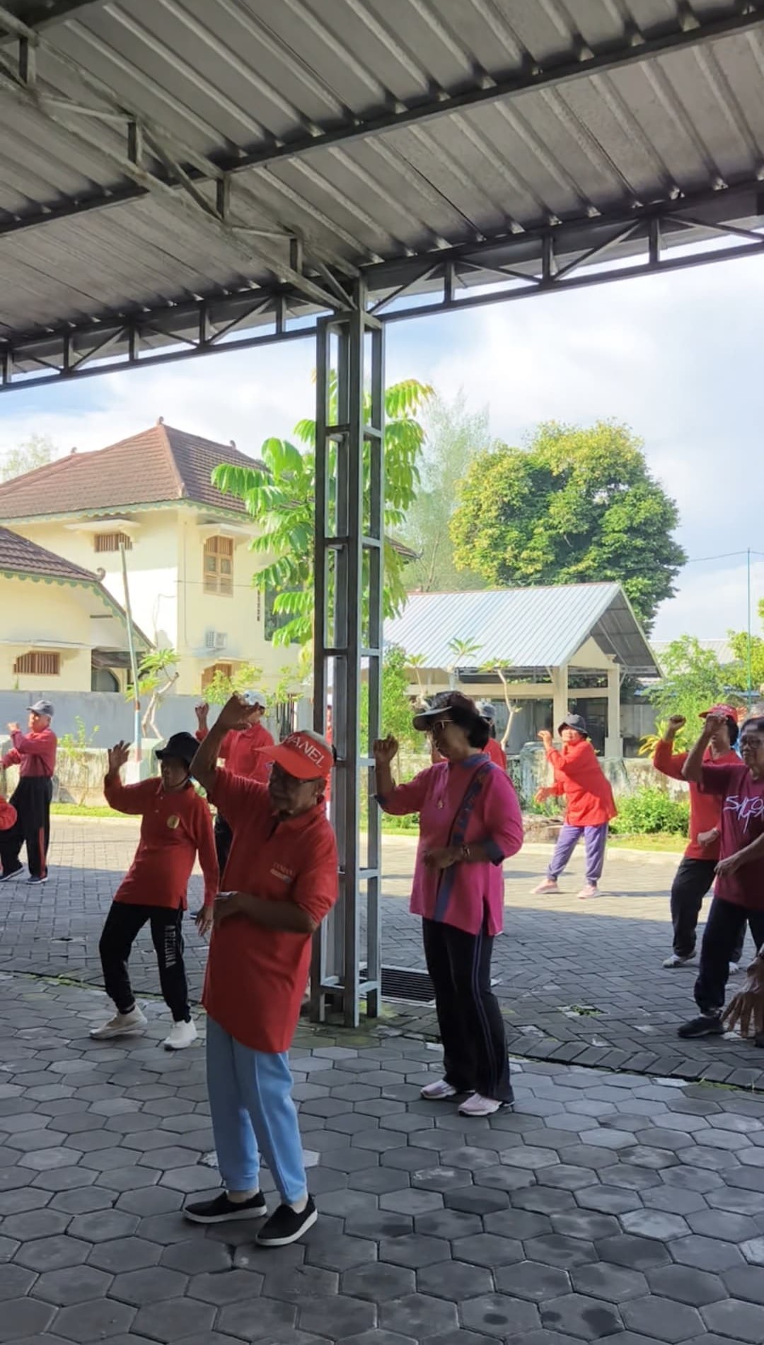 KEGIATAN EDUKASI TUBERCULOSIS DAN SENAM LANSIA DI RS SANTA ELISABETH